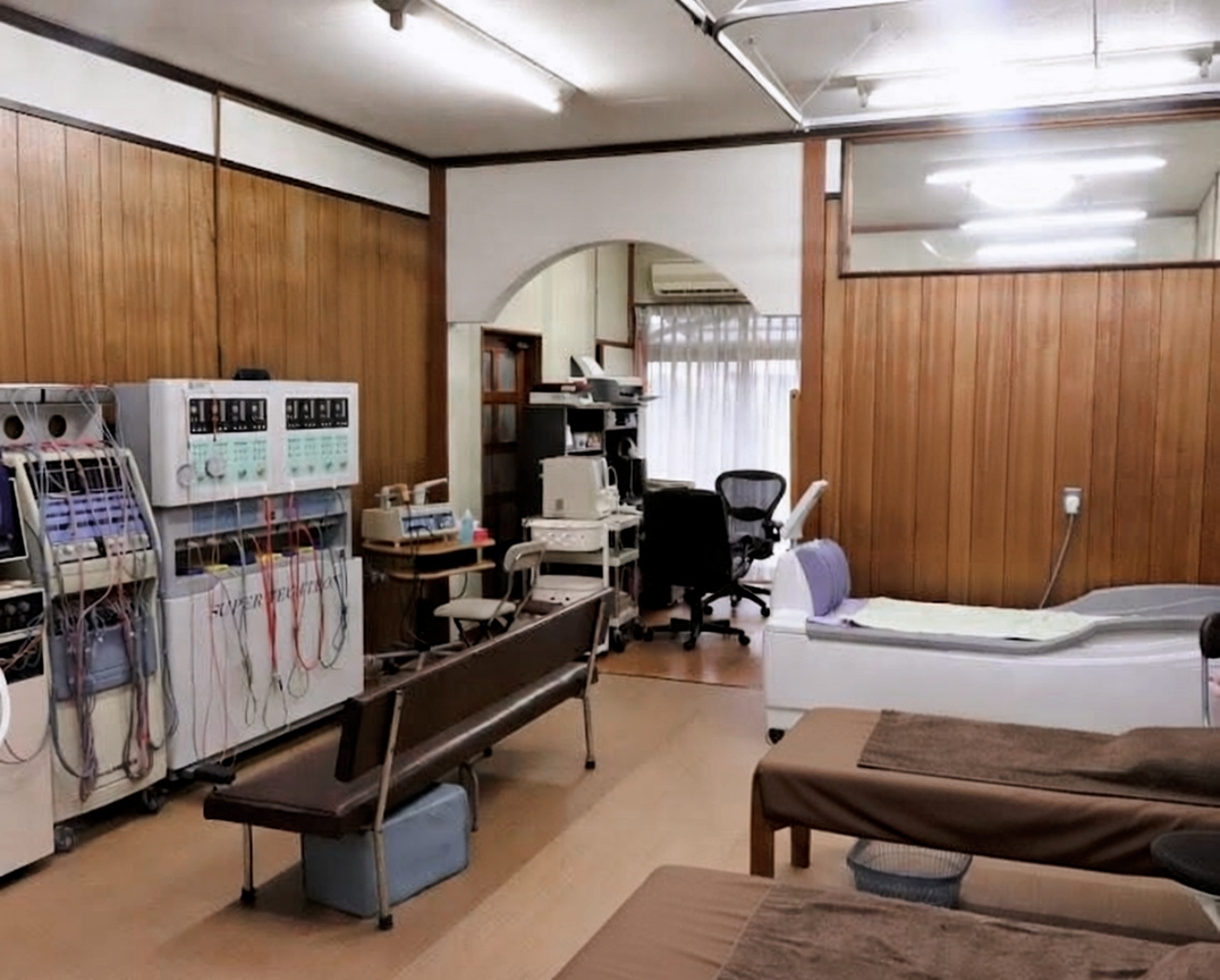 広々と清潔な施術室